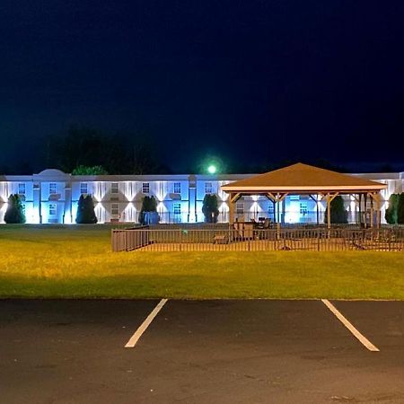 Days Inn By Wyndham Конніот Екстер'єр фото